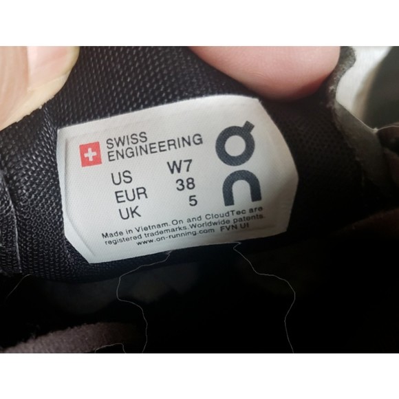 ON Cloud Swiss Engineering EUC Gray Cloudflow? Sneakers Shoes Women's Size 7 - Picture 9 of 12